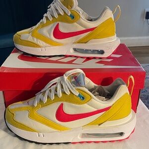 Nike Air Max Dawn in Vivid Sulfer Siren Red Size 9